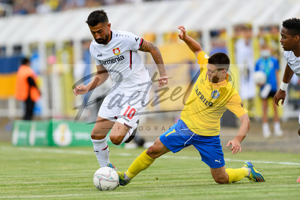 LLELEV20210807_025 | Fussball, Herren: Kerem Demirbay (Bayer 04 Leverkusen) und Bogdan Rangelov (1. FC Lokomotive Leipzig) im Zweikampf beim Spiel der 1. Runde im DFB-Pokal zwischen 1. FC Lokomotive Leipzig und Bayer 04 Leverkusen im Bruno-Plache-Stadion am 07.08.2021 in Leipzig, Deutschland.DFB / DFL REGULATIONS PROHIBIT ANY USE OF PHOTOGRAPHS AS IMAGE SEQUENCES AND/OR QUASI-VIDEO. - Realisiert mit Pictrs.com
