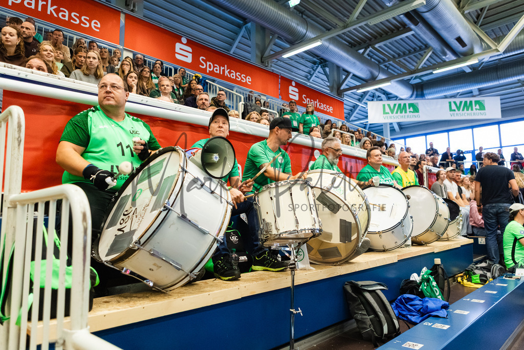 Volleyball, 1. Bundesliga Frauen, Hauptrunde, 1. Spieltag, Saison 2025/2026: USC Münster - SSC Palmberg Schwerin | 1. Bundesliga Frauen, Hauptrunde, 1. Spieltag, Saison 2025/2026, USC Münster empfängt SSC Palmberg Schwerin in der Sporthalle Berg Fidel in Münster. Foto: sportfotografie.ms | Markus Paletta - Realisiert mit Pictrs.com