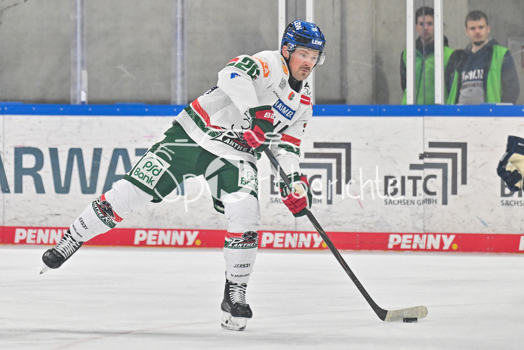 Dresdener Eislöwen - Augsburger Panther | Schussversuch von Cody KUNYK (Augsburger Panther 20) / Einzelfoto / Freisteller / DEL: Dresdener Eislöwen - Augsburger Panther; Joynext-Arena am 05.10.2025