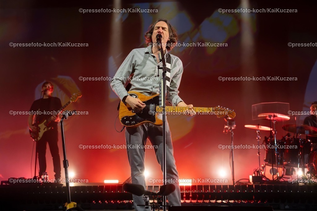 KKU07022501008 | 07.02.2025, xkkux, Düsseldorf, Die Band Snow Patrol performt bei ihrer Deutschlandtour in der Mitsubishi Electric HALLE. Im Bild Gary Lightbody