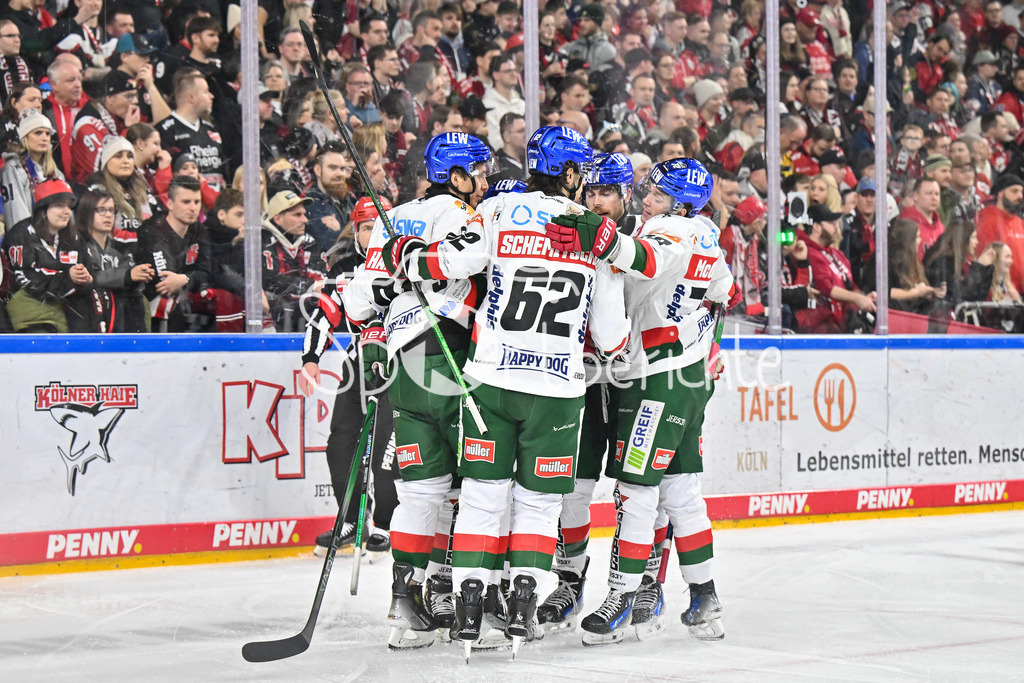 Kölner Haie - Augsburger Panther | Jubel der Gaeste nach dem Treffer zum 0-1 durch Florian ELIAS (Augsburger Panther #67) / Freude / Happy / Tor / Torschuezte / DEL: Koelner Haie - Augsburger Panther, Lanxess Arena am 05.01.2025