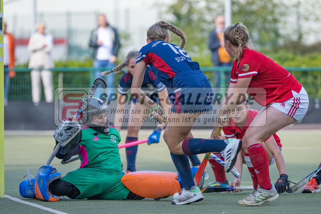 HK_20220925_100183 | 1. Bundesliga Damen Düsseldorfer HC - Berliner HC  am 25.9.2022 DHC Düsseldorf, Düsseldorf , Sophia Schwabe ( Düsseldorfer HC #18 ) , Ana Calvo ( Torfrau Bremer HC #25 )