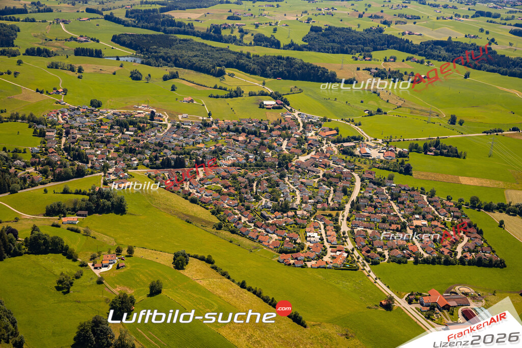 Das Luftbild zeigt : Börwang Haldenwang - Die Luftaufnahme wurde 2024 vom UL-Flugzeug aus erstellt ( keine Drohne ) - Hochauflösende Luftaufnahme - Für grossformatige Ausdrucke geeignet. Die Geschenkidee !Mit Lizenz und Bildrechte bestellbar