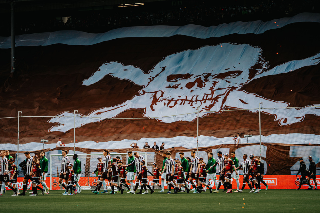 FCSP_YD-01620 | Der offizielle Shop für FC St. Pauli Fotos. Wähle aus Spielszenen & Fanmomenten dein FCSP Wunschformat. Wir liefern Millerntor-Atmosphäre.
