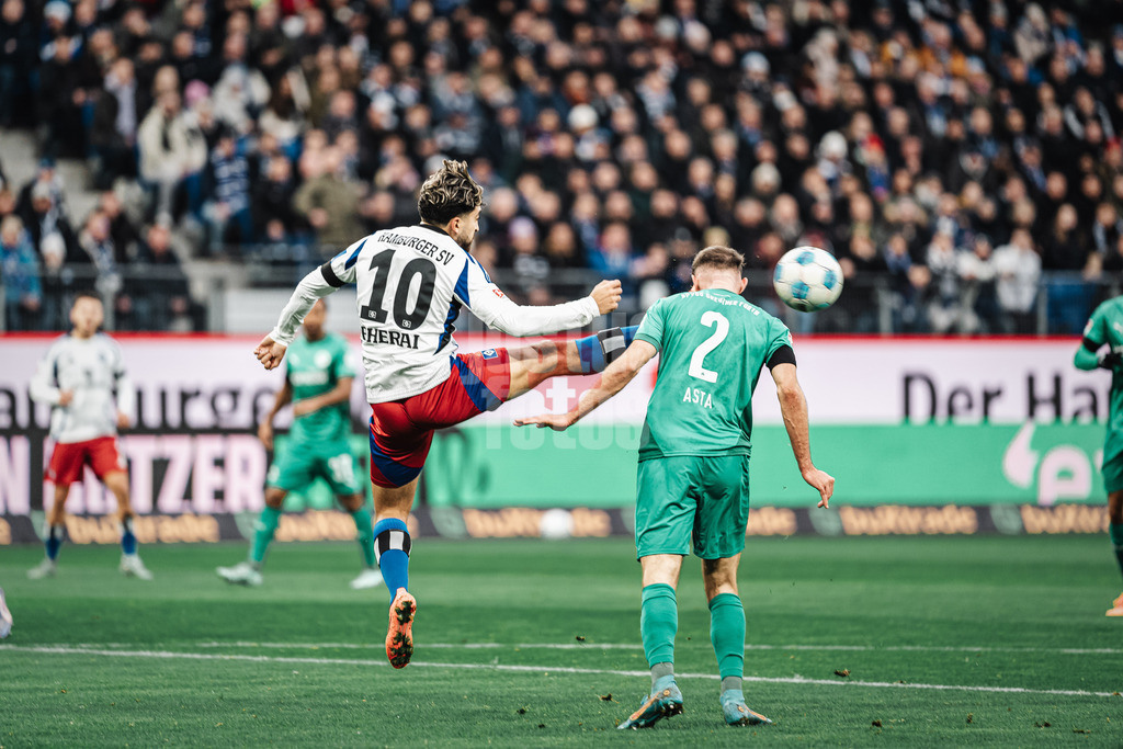 Fußball | Männer | Saison 2024/2025 | 2. Fußball-Bundesliga | 17. Spieltag | Hamburger SV vs. SpVgg Greuther Fürth | 21.12.2024 | v.l. Immanuel Pherai (#10, HSV) sieht für das Foul gegen Simon Asta (#2, SpVgg Greuther Fürth) die Gelbe Karte