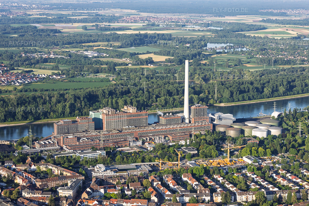 Luftbild: Stadtteilansicht aus Norden bis zum GKM am Rhein aus Norden im Ortsteil Neckarau in Mannheim im Bundesland Baden-Württemberg in Deutschland. – Foto: IMG_157171.jpg vom 18.06.2026 durch Werner Riehm/FLY-FOTO.de – Auflösung des Originals: 5371 x 3581 px