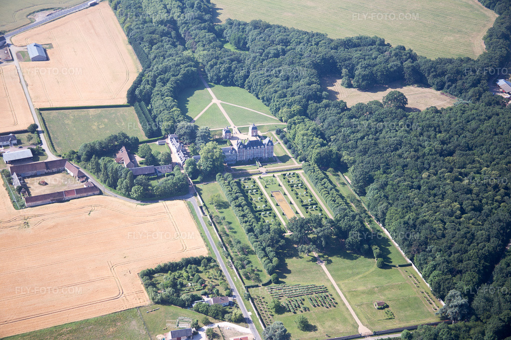 Aerial view: Château du Plessis-Fortia sci in Huisseau-en-Beauce in the state Loir et Cher, France. – Photo: IMG_081182.jpg taken on 06/19/2015 by Werner Riehm/FLY-FOTO.com – Resolution of the original: 5472 x 3648 px