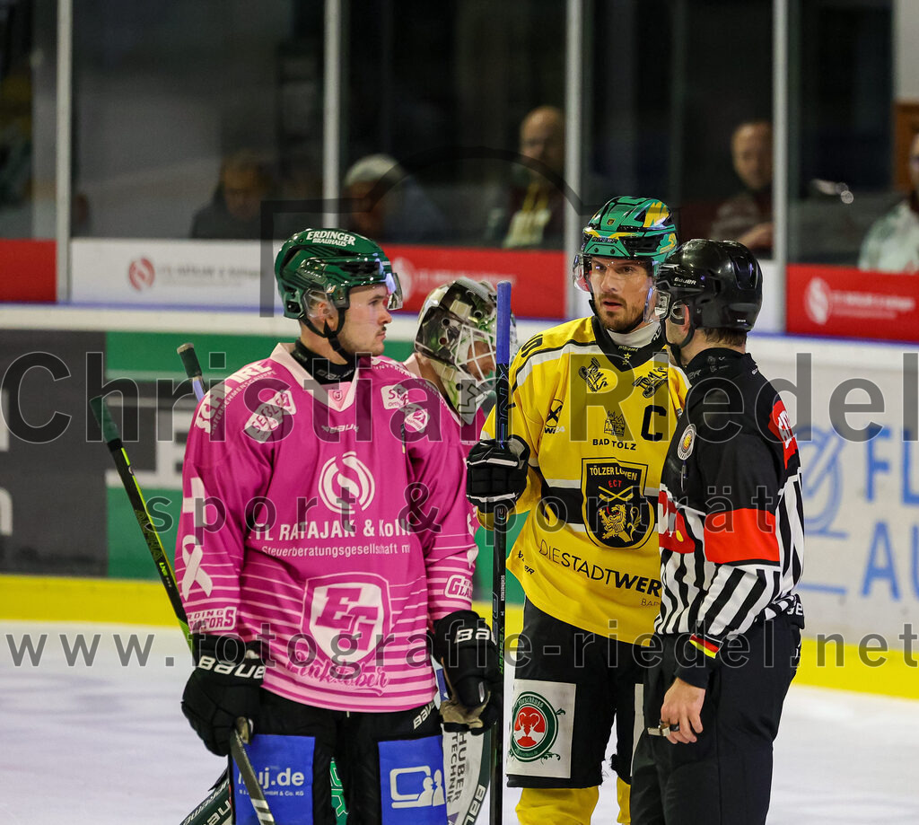 2025-10-28_076_TSV_Erding_gegen_Toelzer_Loewen | Erding, Deutschland, 28.10.2025:Eishockey, Oberliga Süd 2025 / 2026, 13. Spieltag, TSV Erding gegen Tölzer Löwen, Endergebnis: 2:5Erik Modlmayr (Erding Gladiators, #21), Sandro Schönberger (Tölzer Löwen, #27)Foto: Christian Riedel / fotografie-riedel.net