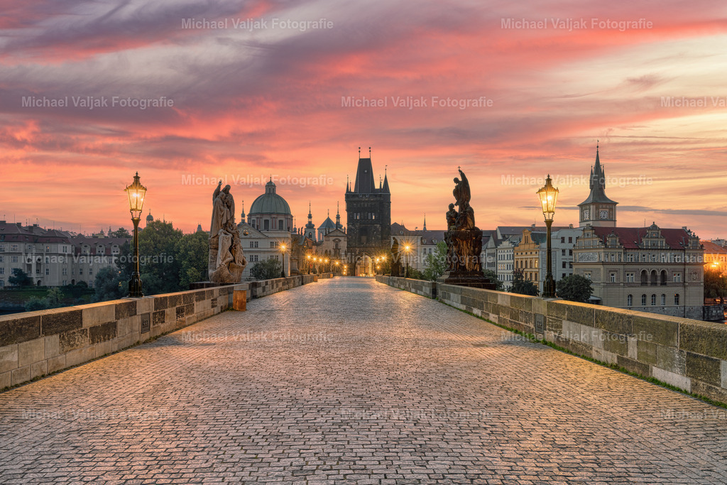 Karlsbrücke Prag am frühen Morgen | Blick von der Karlsbrücke in Richtung Prager Altstadt kurz vor Sonnenaufgang. - Realisiert mit Pictrs.com
