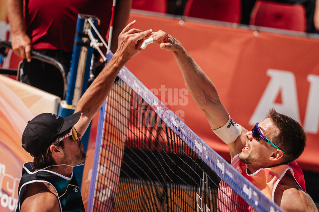 Beachvolleyball | Männer | Allianz German Beach Tour 2025 | Tourstop Bremen | 13.06.2025 | v.l. Niklas Held und David Poniewaz berühren sich mit den Händen