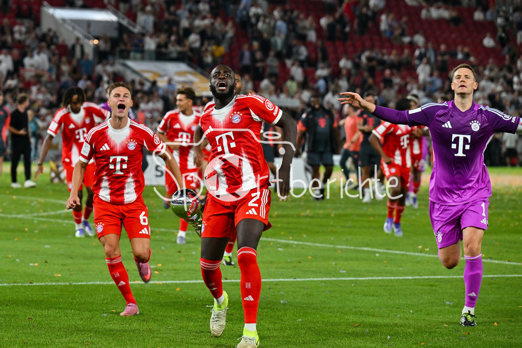 VfB Stuttgart - FC Bayern München | Die Spieler des FC Bayern jubeln nach dem Sieg mit den Fans / Jubelfoto / Siegerfoto / im Bild Joshua KIMMICH (FC Bayern Muenchen 6), Dayot UPAMECANO (FC Bayern Muenchen 2), Manuel NEUER (FC Bayern Muenchen 1) / Franz-Beckenbauer Supercup: VfB Stuttgart - FC Bayern München; MHP Arena am 16.08.2025