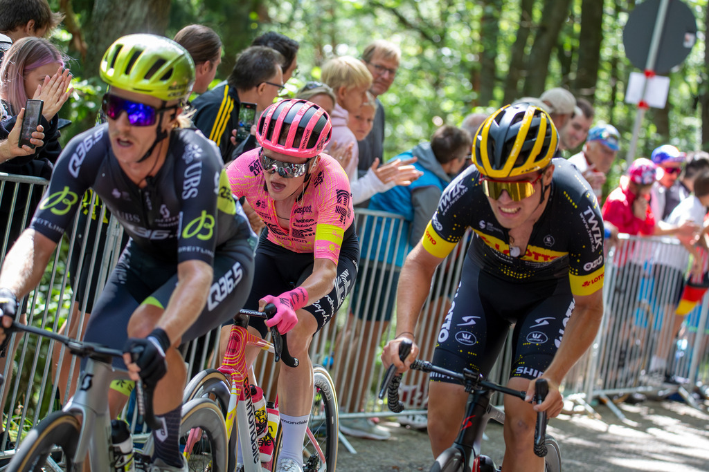 Lidl Deutschland Tour 2024 (Radsport), 4. Etappe und letzte Etappe Von Annweiler am Trifels nach Saarbrücken (182,7 KM). Bild: Ankunft an der Kalmit, dem höchsten Berg im Pfälzerwald | Lidl Deutschland Tour 2024 (Radsport), 4. Etappe und letzte Etappe Von Annweiler am Trifels nach Saarbrücken (182,7 KM). Bild: Ankunft an der Kalmit, dem höchsten Berg im Pfälzerwald - Realisiert mit Pictrs.com
