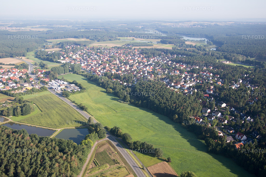 Luftbild: Dorf - Ansicht im Ortsteil Dechsendorf Ost in Erlangen im Bundesland Bayern in Deutschland. Foto: IMG_092663.jpg vom 07.08.2016 durch Werner Riehm/FLY-FOTO.de