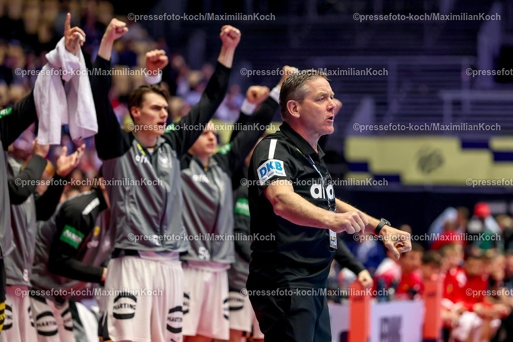 EHF15012602021 | 15.01.2026, Handball, Men's EHF EURO 2026, Deutschland - Östereich, Jyske Bank Boxen in Herning, Dänemark, Preliminary Round: Headcoach Alfred Gislason (Germany #hc) gestikulierend am Spielfeldrand  