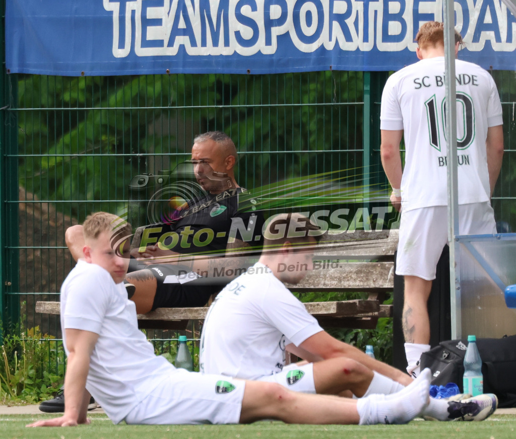 SC Bünde - SV Oetinghausen | Auf dem Bild zu sehen: weiß SC Bünde Mitte Trainer: Mohammed Ali Ben Aziza  SC Bünde, SV Oetinghausen, Saison 25/26, Bezirksliga, Hunnebrock, Deutschland - Realisiert mit Pictrs.com