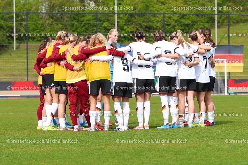 xKWIx10042601052 | 2026.04.10, xkwix, Fußball, UEFA Women's UNDER 19 Championship qualification, Republic of Ireland - Germany, Uhlenkrugstadion, Runde 2 1.Spieltag, Saison 2025 / 2026: Deutsche Nationalmannschaft im Kreis DFB regulations prohibit any use of photographs as image sequences and or quasi-video. Photo: xKamilxWilkowskixPressefotoKochx