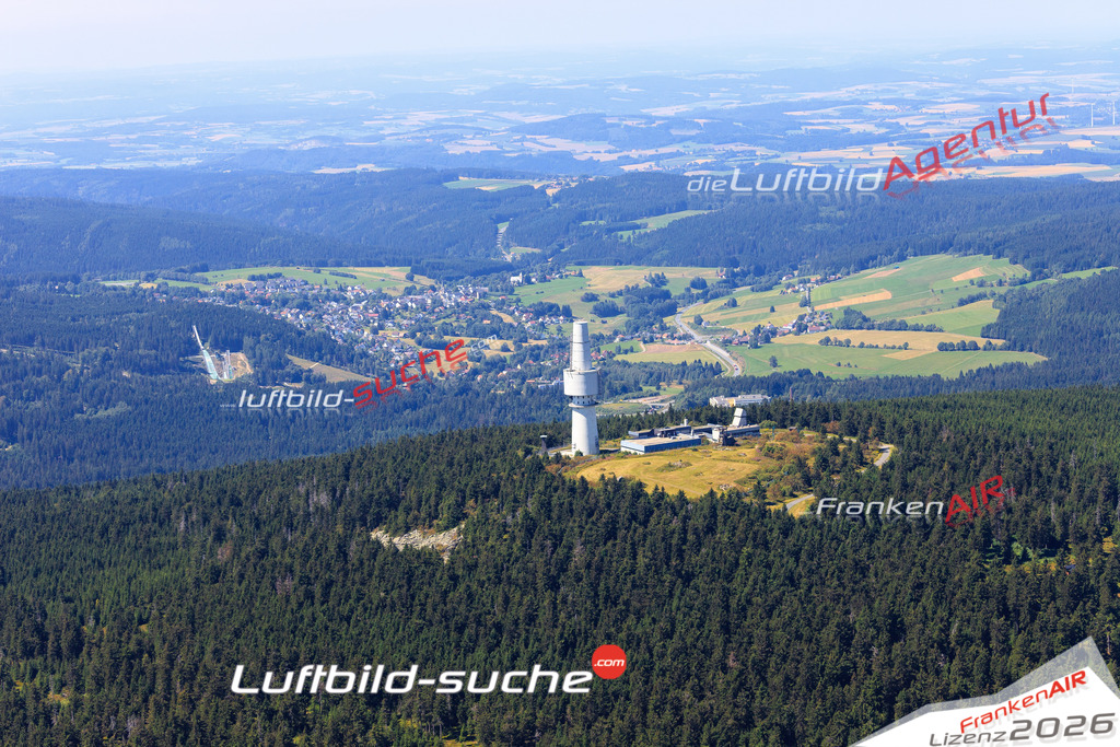Die Luftaufnahme Schneeberg-ochsenkopf - Fichtelgebirge wurde vom UL-Flugzeug (keine Drohne) aus fotografiert.Hohe Druck- Auflösung-die Geschenkidee!
