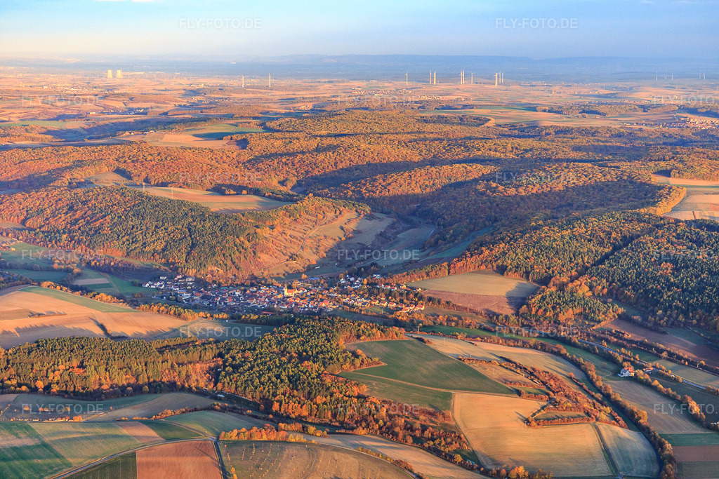 Luftbild: Ortsansicht von Nordwesten im Ortsteil Binsfeld in Arnstein im Bundesland Bayern in Deutschland.Foto: IMG_112434.jpg vom 02.11.2018 durch Werner Riehm/FLY-FOTO.deAuflösung des Originals: 5472 x 3648 px