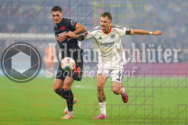 Bayer 04 Leverkusen vs Eintracht Frankfurt - Bundesliga  | Leverkusen, Deutschland, 12.09.25:   Patrick Schick (Bayer 04 Leverkusen) und Robin Koch (Eintracht Frankfurt) im Kampf um den Ball waehrend des Spiels der Bundesliga zwischen  Bayer 04 Leverkusen vs Eintracht Frankfurt in der BayArena(Foto von Brauer-Fotoagentur / Adrian Schlueter)