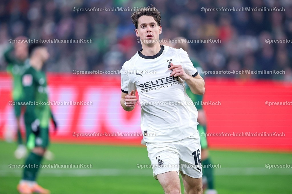 BMG13122502086 | 13.12.2025, Fußball, Borussia Mönchengladbach - VfL Wolfsburg, 1. Fußball Bundesliga, 14.Spieltag, Borussia-Park, Saison 2025 2026: Philipp Sander&nbsp;(Borussia Mönchengladbach #16)  DFB regulations prohibit any use of photographs as image sequences and or quasi-video.