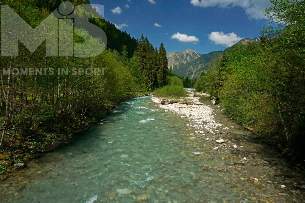 mis_061017_bf_78.JPG | 08.05.2018, Hinterstein im Allgäu im Frühling, Das Bergsteigerdorf im Ostrachtal. Auf dem Weg zum Giebelhaus, an der Ostrach, dem klaren Gebirgsbach. - Realisiert mit Pictrs.com