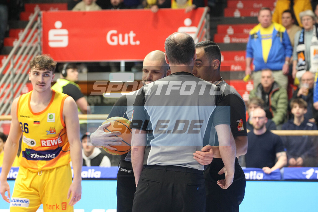 Phoenix Hagen - Eisbären Bremerhaven | Kristofer Krause (links) und die Referees - © Sportfoto-Sale (MK) - Realisiert mit Pictrs.com