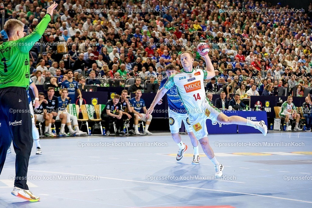 xSSCx18042602005 | 18.04.2026, xsscx, Handball, DHB-Pokal Lidl Final4, Halbfinale, Bergischer HC - SC Magdeburg, Saison 2025 / 2026 Herren, Lanxess Arena, Köln: Omar Ingi Magnusson (SC Magdeburg #14) beim Wurf gegen Christopher Rudeck (Bergischer HC #01) Photo: xSandraxScherningxPressefotoKochx