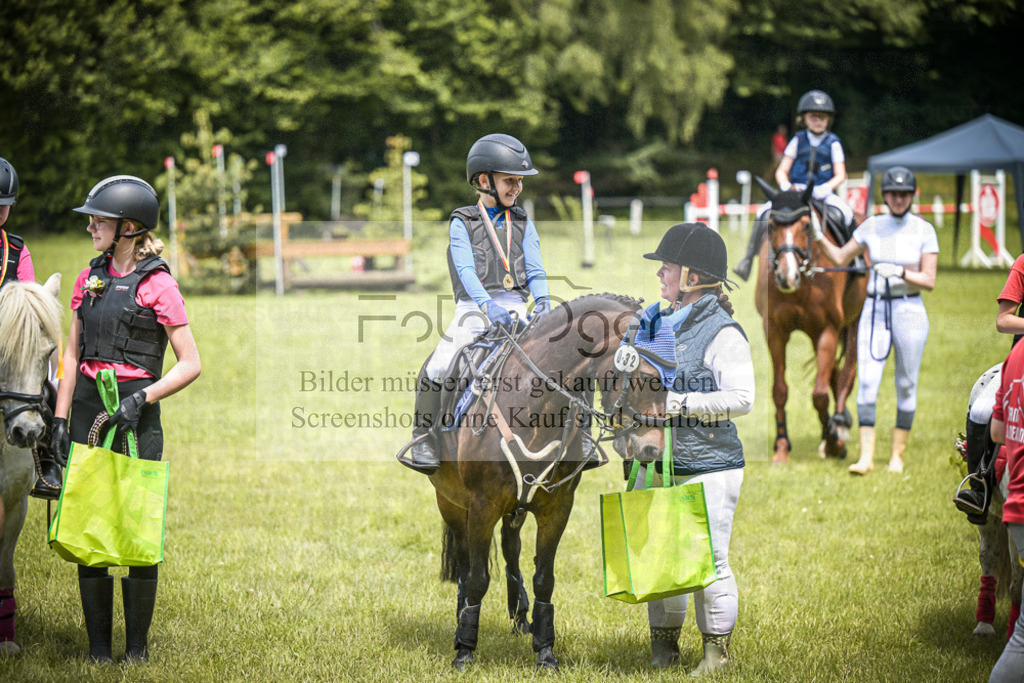 DOS_5457 | Entdecke hochwertige Reitturnierfotos von Foto Oger. Professionell, emotional und authentisch – jetzt Lieblingsmomente im Shop bestellen.Deutschlandweite Turnierfotografie. - Realisiert mit Pictrs.com