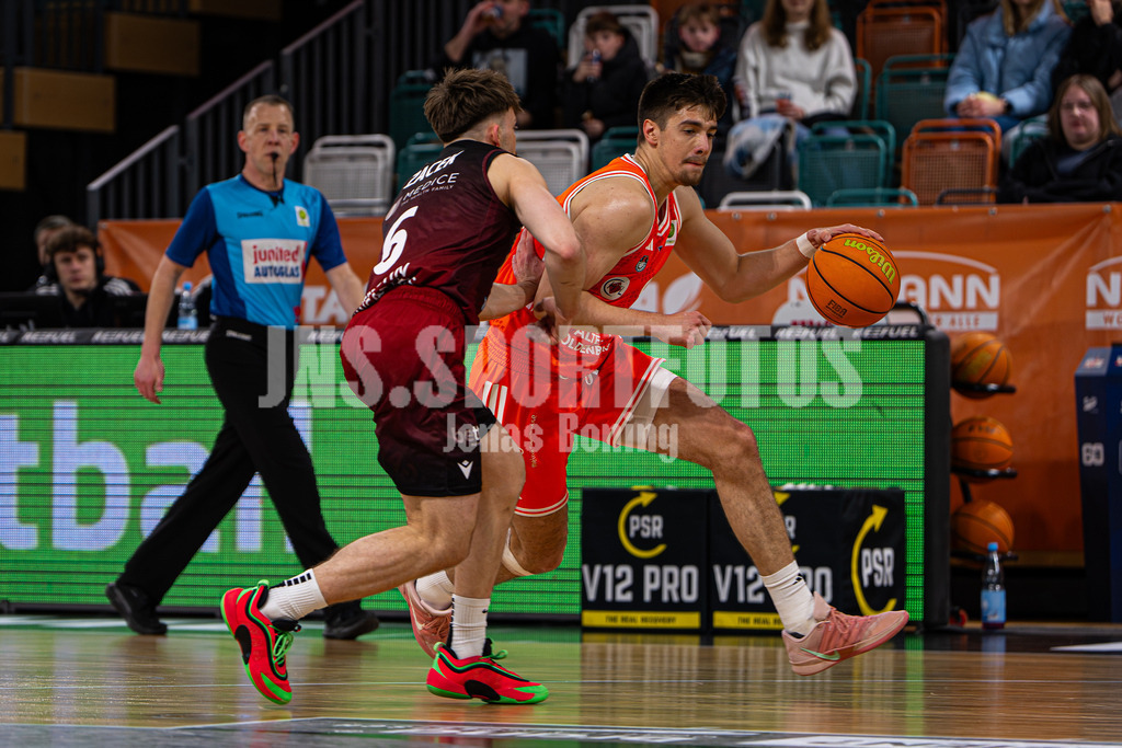 Basketball I Herren I Saison 2025-2026 I ProB Nord I 21. Spieltag I Rasta Vechta II - Iserlohn Kangaroos I 2957 | Ivan Volf (44, RASTA Vechta II) gegen Daniel Zacek (6, Iserlohn Kangaroos) - Realisiert mit Pictrs.com