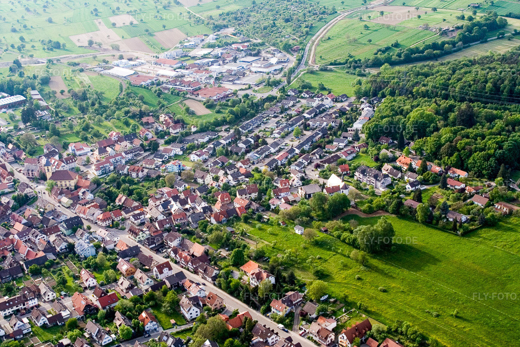 Luftbild: Wilferdinger Straße im Ortsteil Langensteinbach in Karlsbad im Bundesland Baden-Württemberg in Deutschland. Foto: IMG_2002.jpg vom 14.05.2006 durch Werner Riehm/FLY-FOTO.de