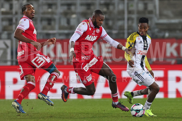 Austrian Bundesliga: Grazer AK 1902 vs LASK | GRAZ, AUSTRIA, 13.DEC.25 - SOCCER - ADMIRAL Bundesliga, Grazer AK 1902 vs LASK. The image shows Donovan Pines (GAK), Sadik Fofana (GAK) and Moses Usor (Lask).