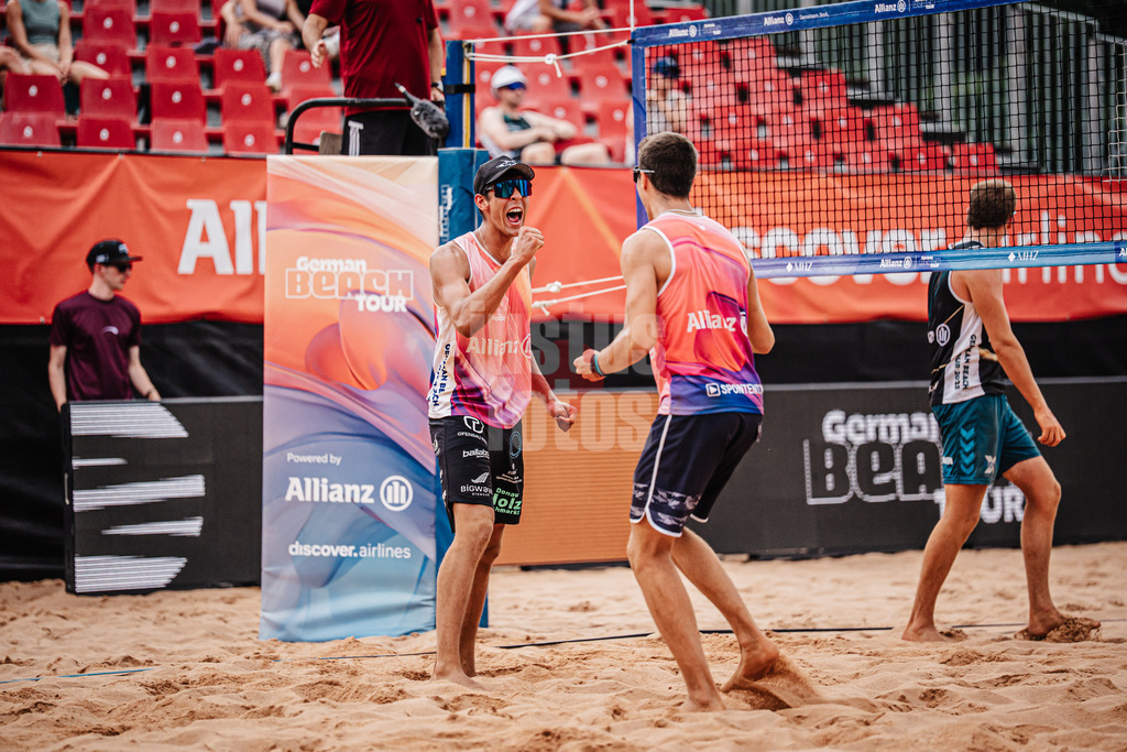 Beachvolleyball | München | Allianz German Beach Tour 2025 | Tourstop München | 03.07.2025 | v.l. Valentin Schneckenburger und Yannick Bibelriether jubeln