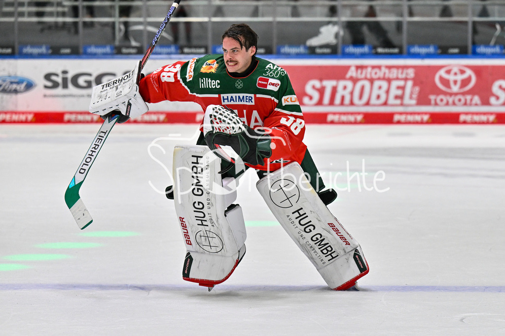 Augsburger Panther - Kölner Haie | die Augsburger Panther feiern zusammen mit den Fans den Heimsieg gegen die Kolner Haie / Strauss MANN (Augsburger Panther #38) / DEL: Augsburger Panther - Kölner Haie, Curt Frenzel Stadion am 29.09.2024