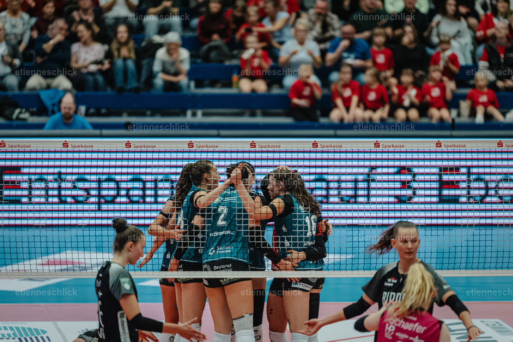 Dresdner SC - Binder Blaubären TSV Flacht, DEKRA 1. Bundesliga Frauen, Volleyball | Im Bild: Teamkreis Dresdner SC24.10.2026, Dresdner SC -  Binder Blaubären TSV Flacht, DEKRA 1. Bundesliga Frauen, Volleyball, Deutschland, Dresden, Cyberport Arena