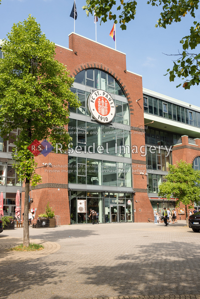 Fußball (Herren), Saison 2021/22, 2. Bundesliga, 1. Spieltag, FC St. Pauli - Holstein Kiel, Millerntor-Stadion (Hamburg), 11.07.2021 | Südseite des Millerntorstadions mit dem Haupteingang zur FCSP-Geschäftsstelle und großem St. Pauli Logo an der Glasfront