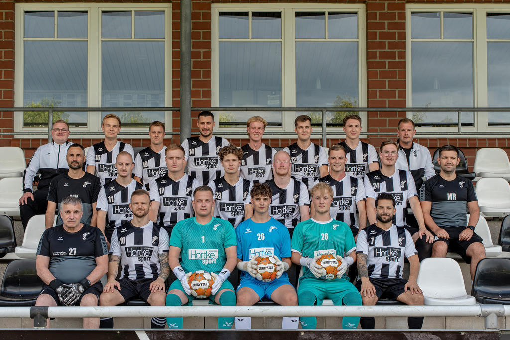 Fußball I Herren I Saison 2026-2027 I Mannschaftsfoto I SV Falke Steinfeld I - Bezirksliga Weser-Ems 4 I 21.07.2026 0043 | jns.sportfotos - Realisiert mit Pictrs.com