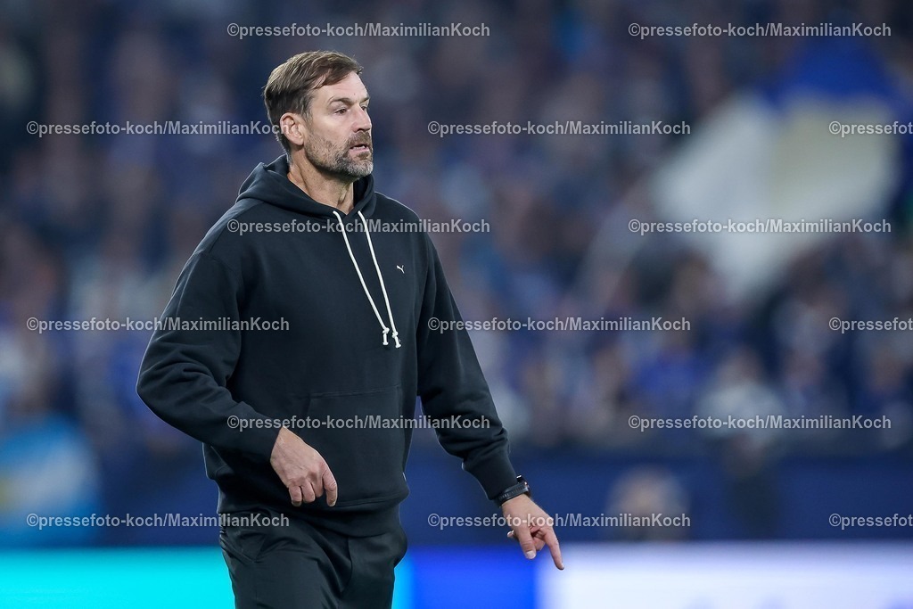 S0426092501205 | 25.09.2025, Fußball, FC Schalke 04 - SpVgg Greuther Fürth, 7.Spieltag, 2. Fußball Bundesliga, Veltins-Arena Gelsenkirchen, Saison 2025 2026: Cheftrainer Thomas Kleine (Greuther Fürth #hc) steht enttäuscht gestikulierend an der Seitenlinie DFB regulations prohibit any use of photographs as image sequences and or quasi-video.