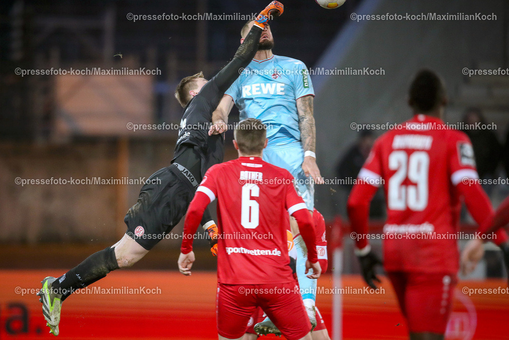 RWE06012401068 | 06.01.2024, Essen, Fußball, Herren, Stadion an der Hafenstraße, Testspiel, Rot-Weiss Essen – 1. FC Köln:  Julian Chabot (1.FC Köln) bekommt die Faust von Torhüter Felix Wienand (Rot-Weiss Essen) ins Gesicht. 
DFB regulations prohibit any use of photographs as image sequences and or quasi-video.