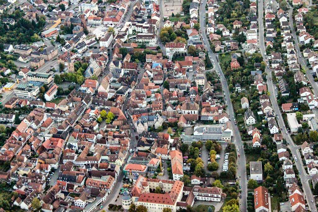 Luftbild: Schloss und Königstr in Bad Bergzabern im Bundesland Rheinland-Pfalz in Deutschland. Foto: IMG_21318.jpg vom 23.09.2009 durch Werner Riehm/FLY-FOTO.de