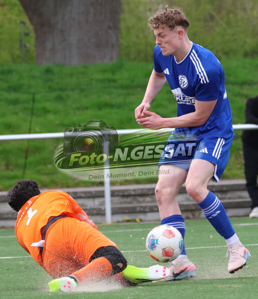 SV Enger-Westerenger - TSV Löhne | Auf dem Bild zu sehen: blau SV Enger-Westerenger: Fabrice Walter ; schwarz TSV Löhne: Zaid IsmailSV Enger-Westerenger, TSV Löhne, Saison 25/26, Kreisliga A, Enger, Deutschland - Realisiert mit Pictrs.com