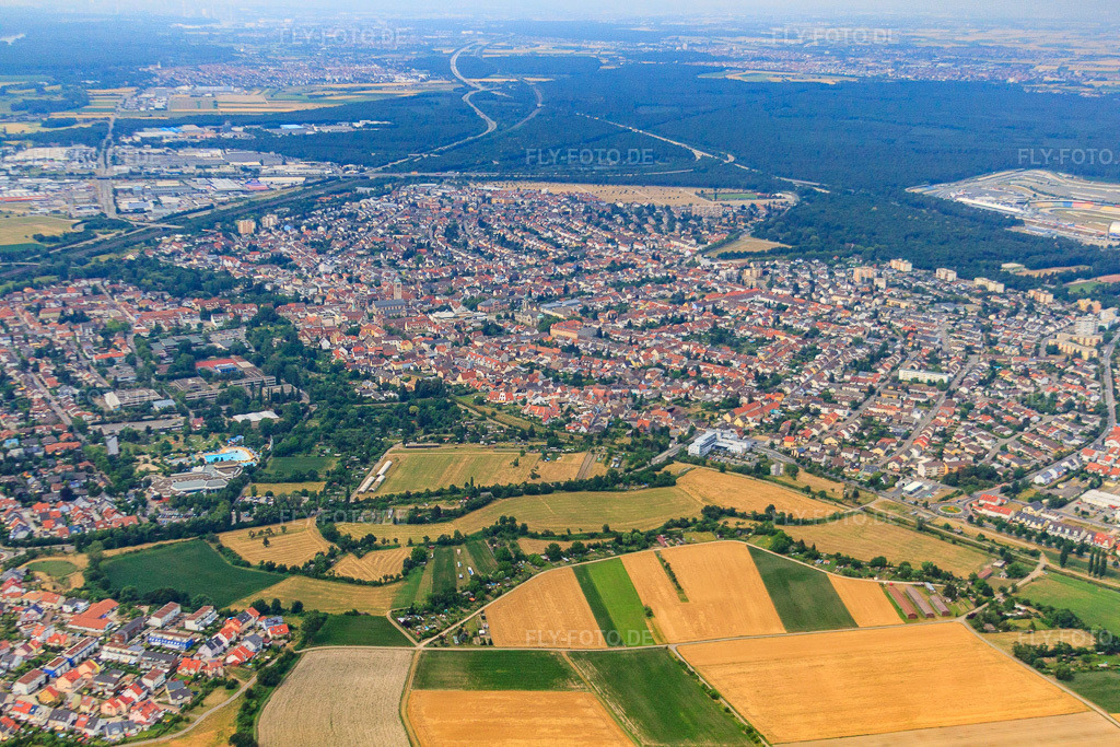 Luftbild: Stadtansicht von Süden in Hockenheim im Bundesland Baden-Württemberg in Deutschland. Foto: IMG_29871.jpg vom 02.07.2010 durch Werner Riehm/FLY-FOTO.de