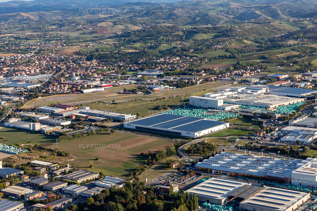 Aerial view: Formula 1 race track of Ferrari, Pista di Fiorano, Circuito di Fiorano in Fiorano Modenese in the state Modena, Italy. – Photo: IMG_134580.jpg taken on 09/19/2022 by Werner Riehm/FLY-FOTO.com – Resolution of the original: 5336 x 3557 px – WWW.FERRARI.COM