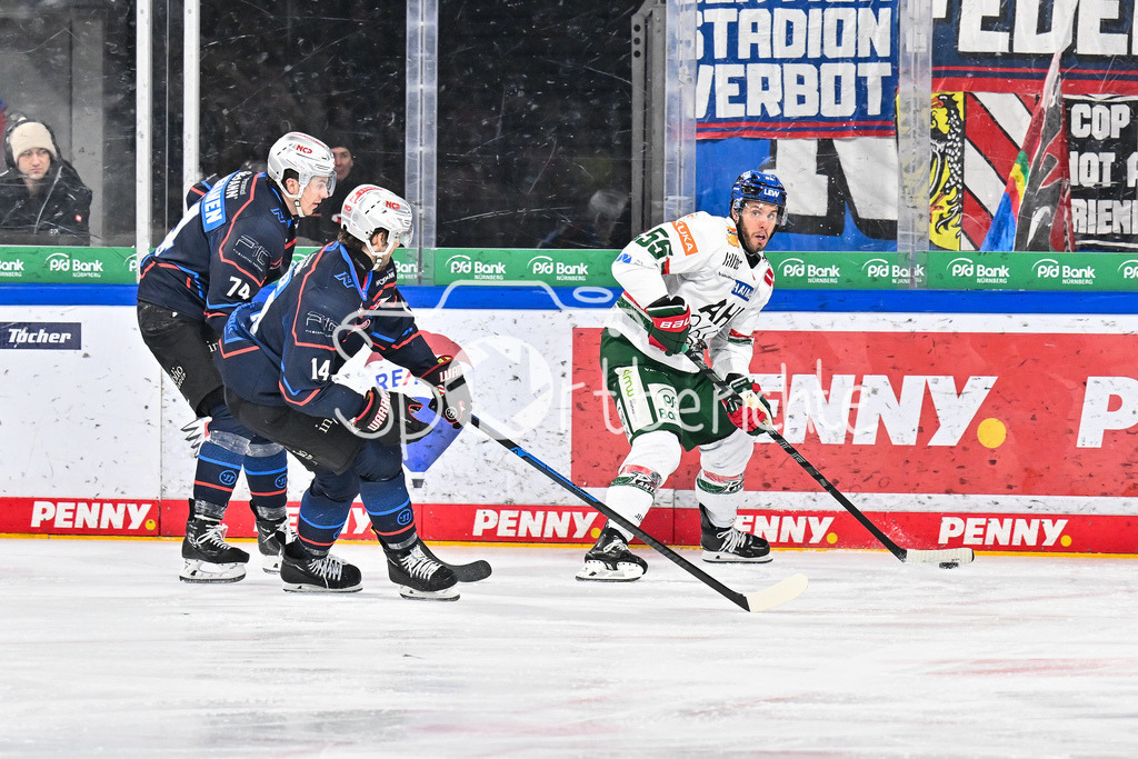 Nürnberg Ice Tigers - Augsburger Panther | NUREMBERG, GERMANY - 23. JANUARY: v. l. Cody HAISKANEN (Nürnberg Ice Tigers 74), Cole MAIER (Nürnberg Ice Tigers 14) und Ryan BUTTON (Augsburger Panther 55) im Duell während dem Match zwischen den Nürnberg Ice Tigers und den Augsburger Panthern am 42. Spieltag der Penny DEL in der PSD Bank Nürnberg Arena