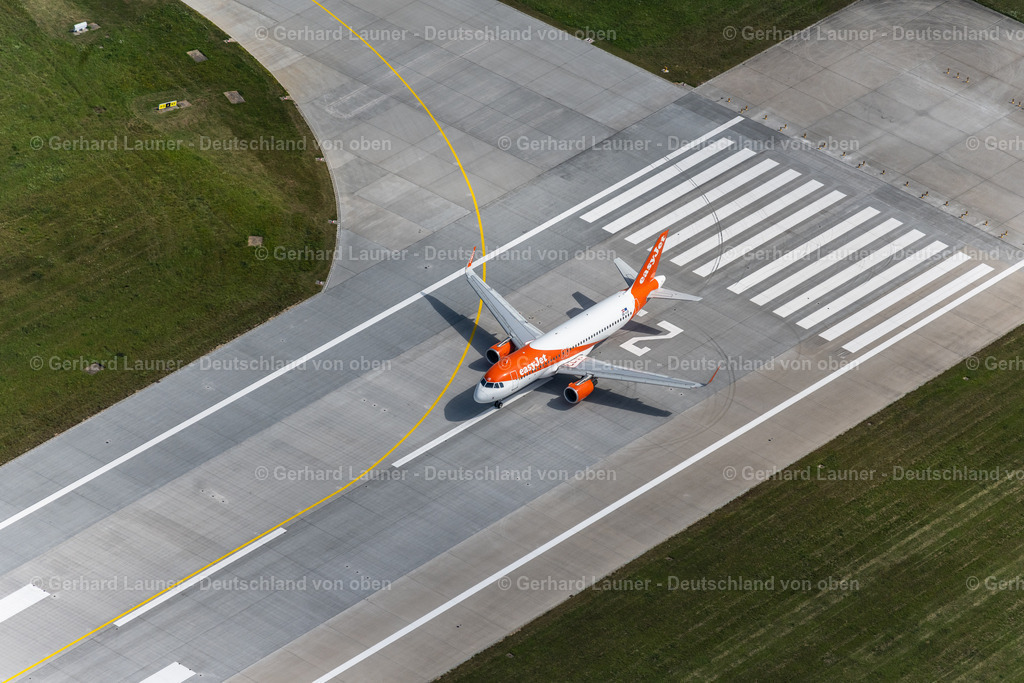 4034357 | FILDERSTADT 22.07.2020 Passagierflugzeug mit der Kennung OE-IJS der Fluggesellschafdt easyJet Europe vom Typ Airbus A320-200 beim Start auf dem Flughafen Stuttgart in Filderstadt im Bundesland Baden-Württemberg, Deutschland. Weiterführende Informationen bei: Flughafen Stuttgart GmbH,  easyJet Airline Company Limited. // Passenger aircraft with the registration OE-IJS of the airline easyJet Europe of the type Airbus A320-200 taking off at Stuttgart Airport in Filderstadt in the state Baden-Wuerttemberg, Germany. Further information at: Flughafen Stuttgart GmbH,  easyJet Airline Company Limited. Foto: Gerhard Launer
