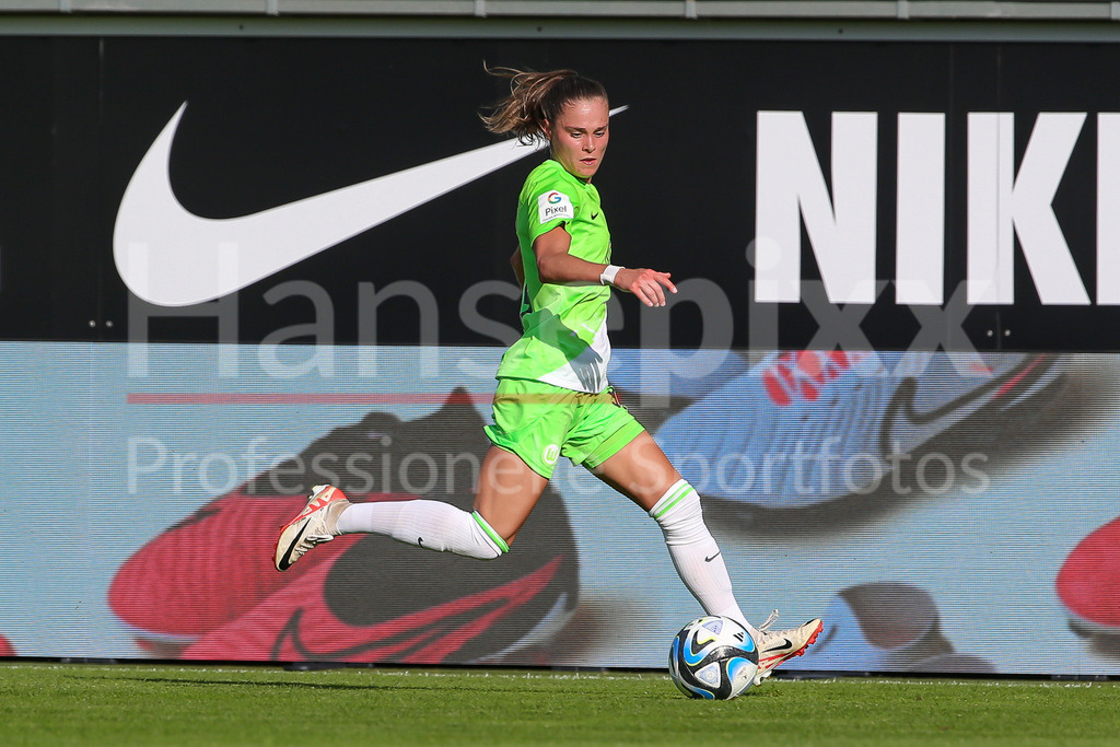 Fussball, Google Pixel Frauen-Bundesliga, VfL Wolfsburg - Bayer 04 Leverkusen | v.li.: Ewa Pajor (VfL Wolfsburg, 9) Freisteller, Einzelbild, Ganzkörper, Aktion, Action, Spielszene, DIE DFB-RICHTLINIEN UNTERSAGEN JEGLICHE NUTZUNG VON FOTOS ALS SEQUENZBILDER UND/ODER VIDEOÄHNLICHE FOTOSTRECKEN. DFB REGULATIONS PROHIBIT ANY USE OF PHOTOGRAPHS AS IMAGE SEQUENCES AND/OR QUASI-VIDEO.