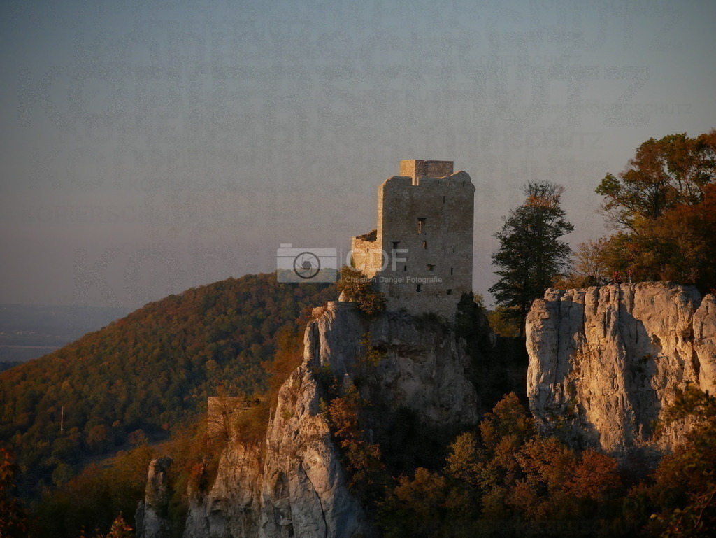 P1110334 | Burg Ruine Reußenstein im SOnnenlicht. Dieses tolle Bild durfte ich vor einiger Zeit nachmittags auf der Alb machen. Die Sonne leuchtete die Ruine Reußenstein sehr schön an. - Realisiert mit Pictrs.com
