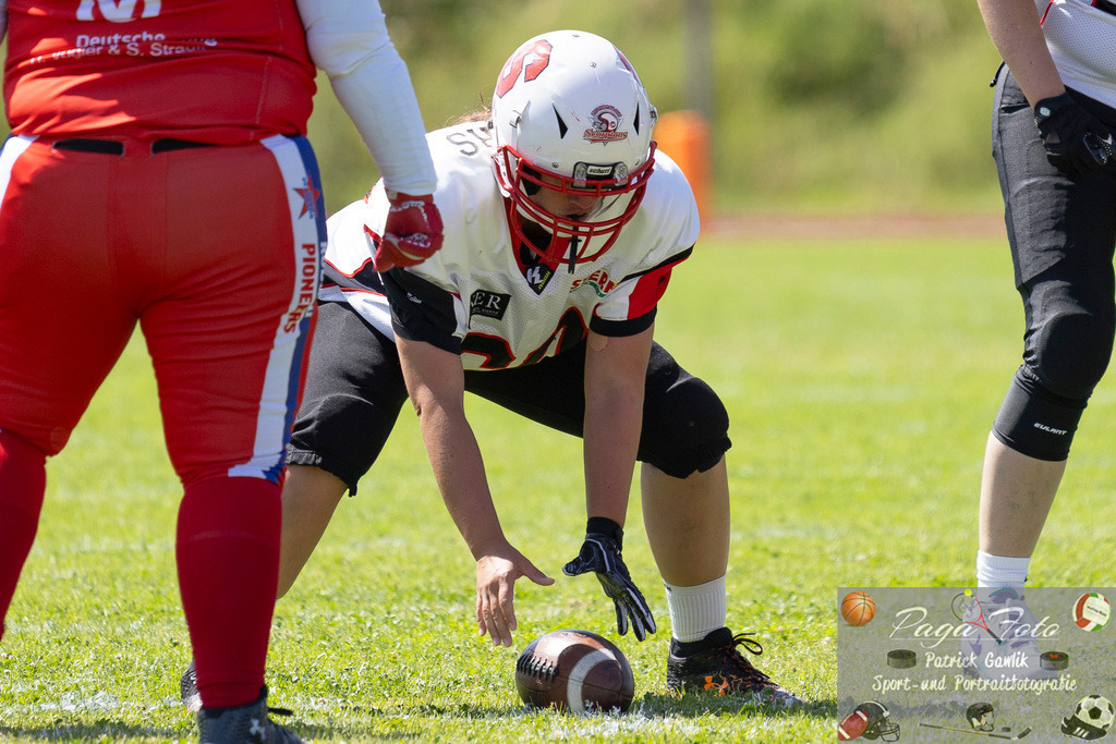 GFLW 1: German Football League Women 1: Rodgau Pioneers Ladies - Stuttgart Scorpions Sisters, 07.06.2026 | Sarah Späth / Spaeth (Stuttgart Scorpions Sisters #54) snapt den Ball, Rodgau Pioneers Ladies - Stuttgart Scorpions Sisters, Rodgau, Maingau-Energie-Stadion "Am Weichsee", 7.6.2026 - Realisiert mit Pictrs.com