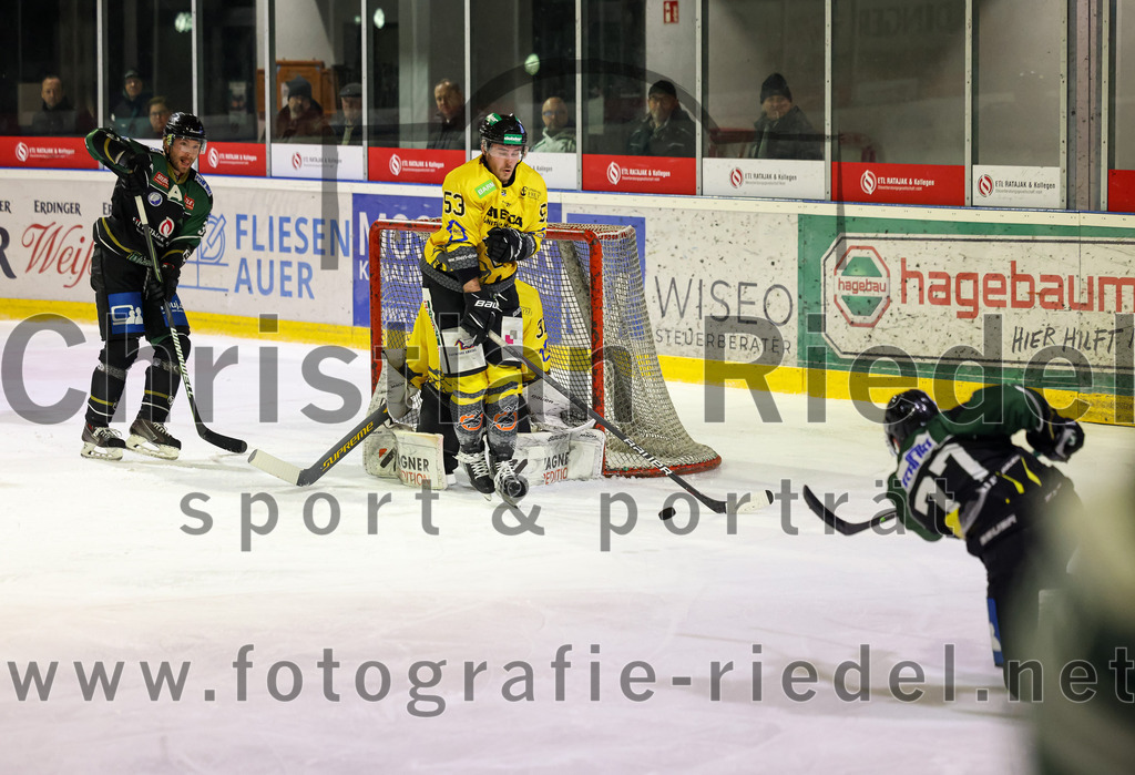 2023-02-10_123_TSV_Erding_gegen_ERSC_Amberg | Erding, Deutschland, 10.02.2023:
Eishockey, Bayernliga Meisterrunde Gruppe B 2022 / 2023, 3. Spieltag, TSV Erding gegen ERSC Amberg, Endergebnis: 6:3

Thomas Plihal (Erding Gladiators, #39), Marc Roth (ERSC Amberg, #53), Torwart Timon Bätge (ERSC Amberg, #31), Philipp Michl (Erding Gladiators, #77)

Foto: Christian Riedel / fotografie-riedel.net