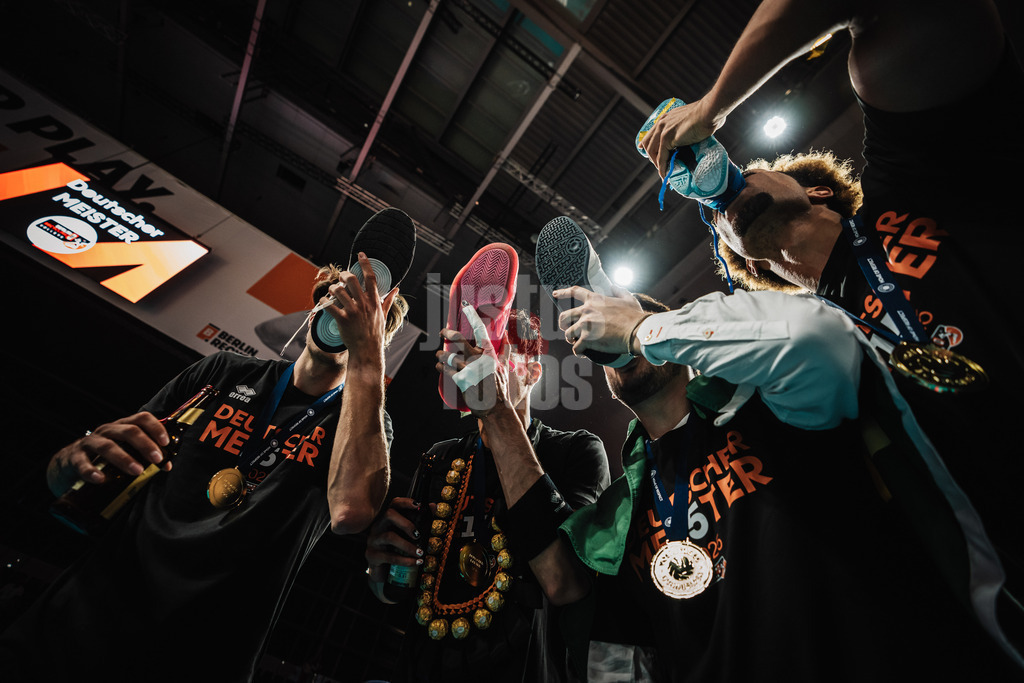 Volleyball | Herren | Saison 2024/2025 | 1. Volleyball Bundesliga Männer | Finale | BERLIN RECYCLING Volleys vs. SVG Lüneburg | 03.05.2025 | v.l. Matthew Lambert Knigge (#2, Berlin Recycling Volleys) Nehemiah Mote (#5, Berlin Recycling Volleys), Alexandre Leal und Djifa Julien Amedegnato (#9, Berlin Recycling Volleys) trinken aus ihren Schuhen