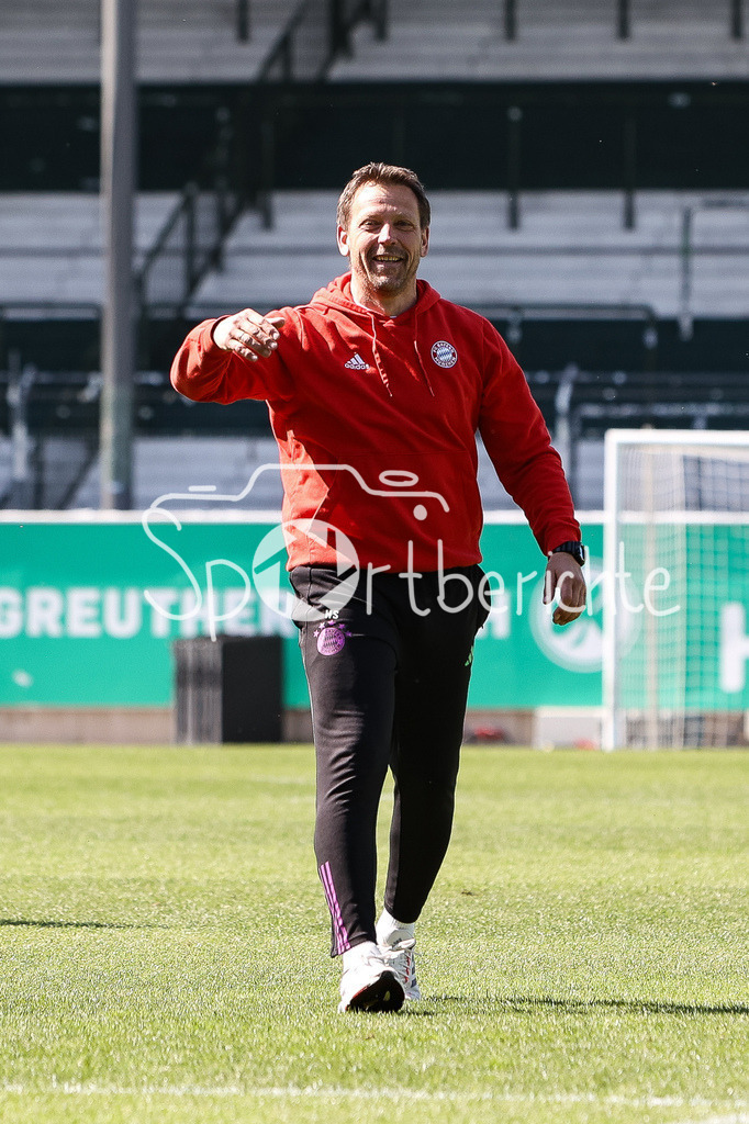 SpVgg Greuther Fürth II - FC Bayern Amateure | FC Bayern Amateure Trainer Holger SEITZ bedankt sich bei den mitgereisten Fans nach dem Auswaertssieg in Fuerth